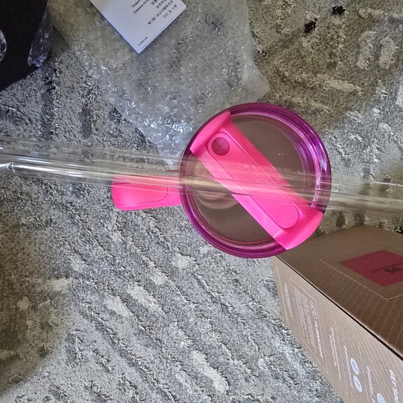 EXCLUSIVE MUST-HAVE Stanley x Hello Kitty 40 oz Quencher H2.0 Tumbler - Picture 9 of 12